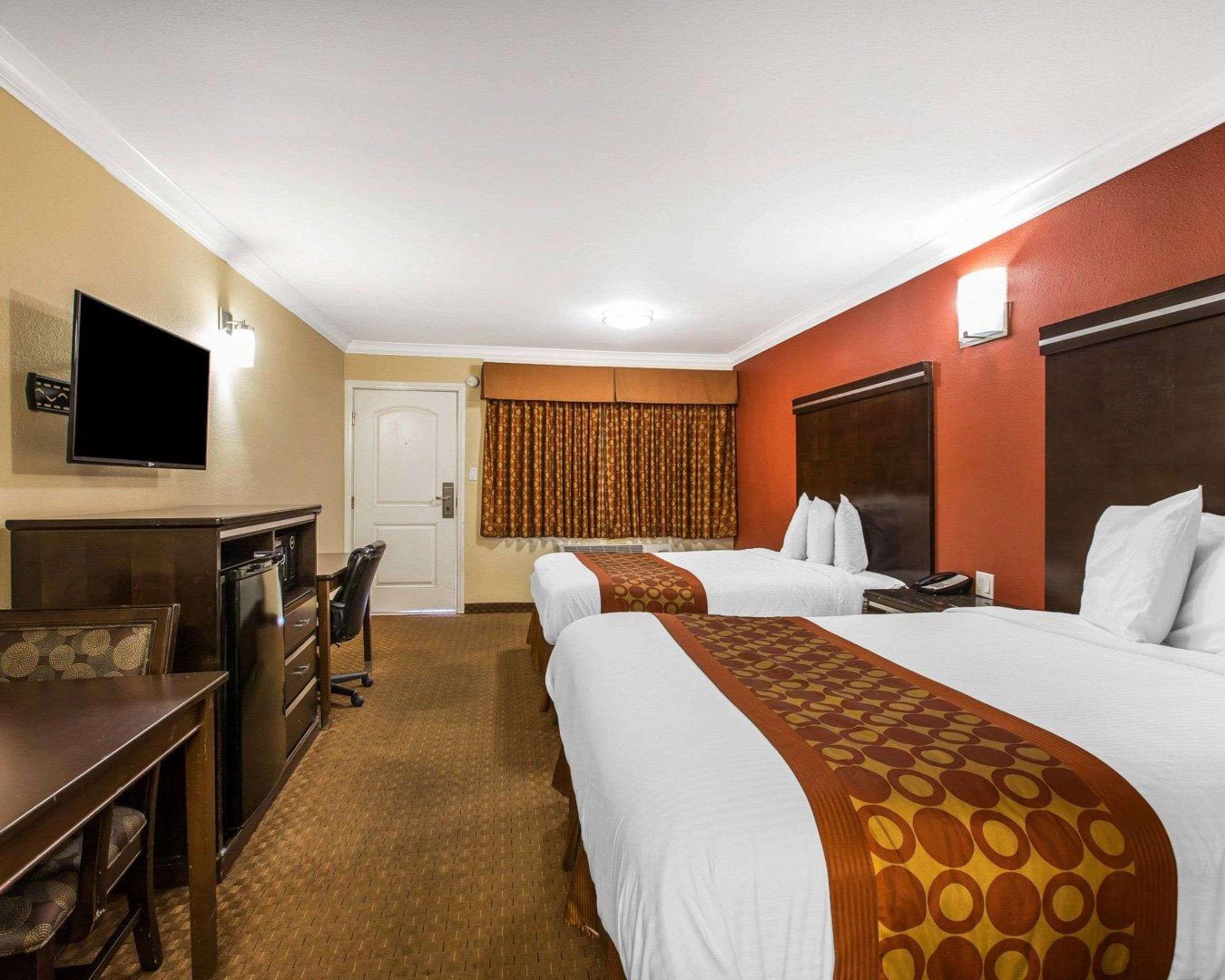 Rodeway Inn & Suites Корона Екстериор снимка
