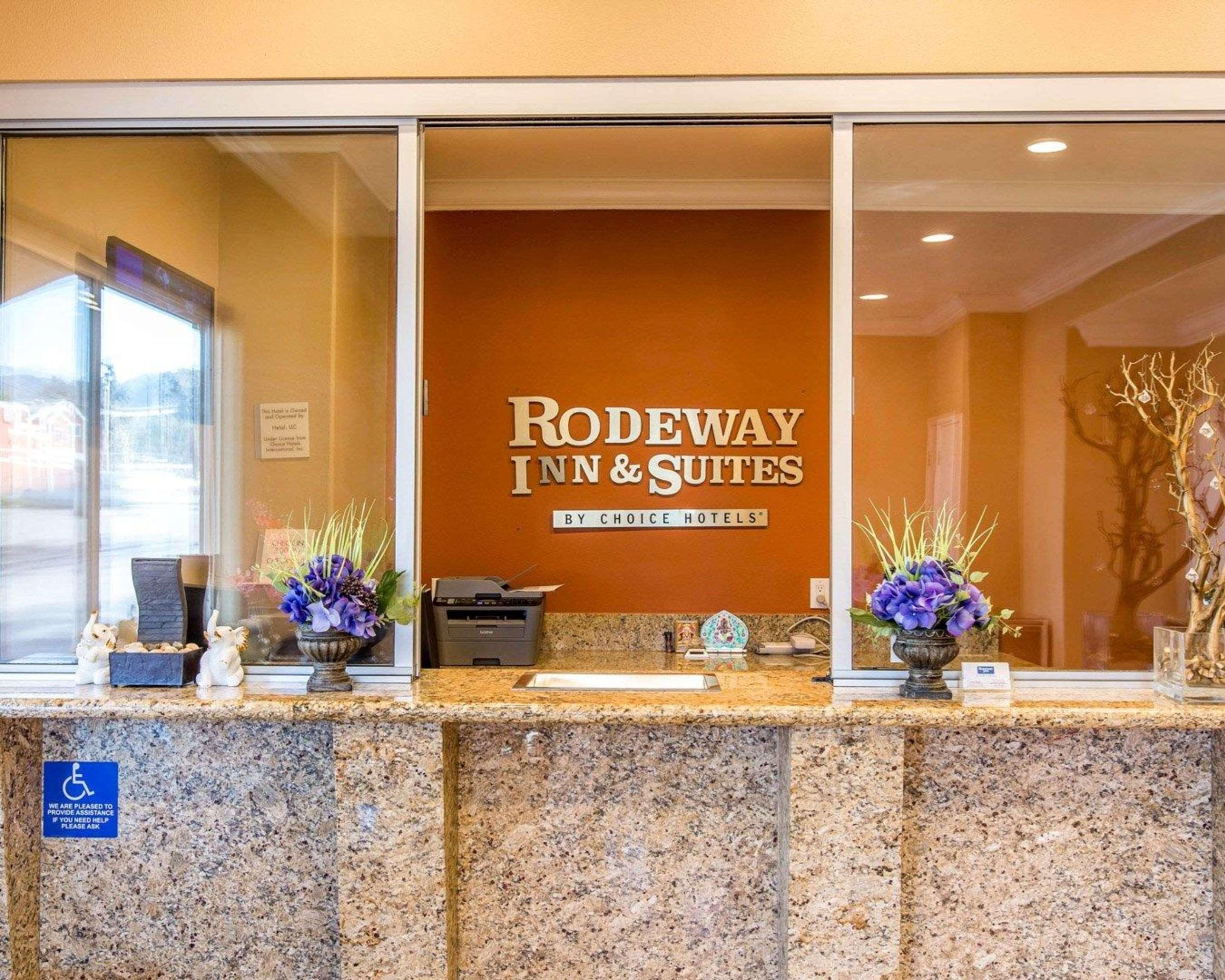 Rodeway Inn & Suites Корона Екстериор снимка