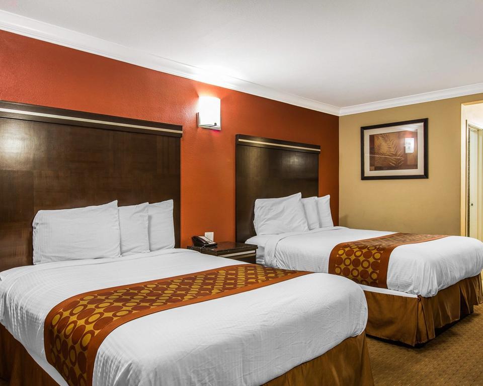 Rodeway Inn & Suites Корона Екстериор снимка